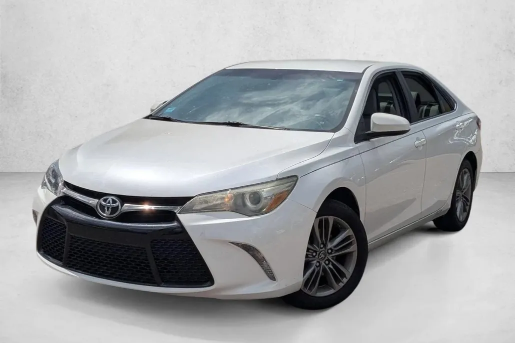 2016 Toyota Camry SE photo 1