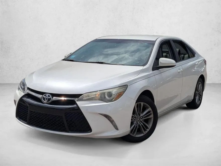 2016 Toyota Camry SE photo 1