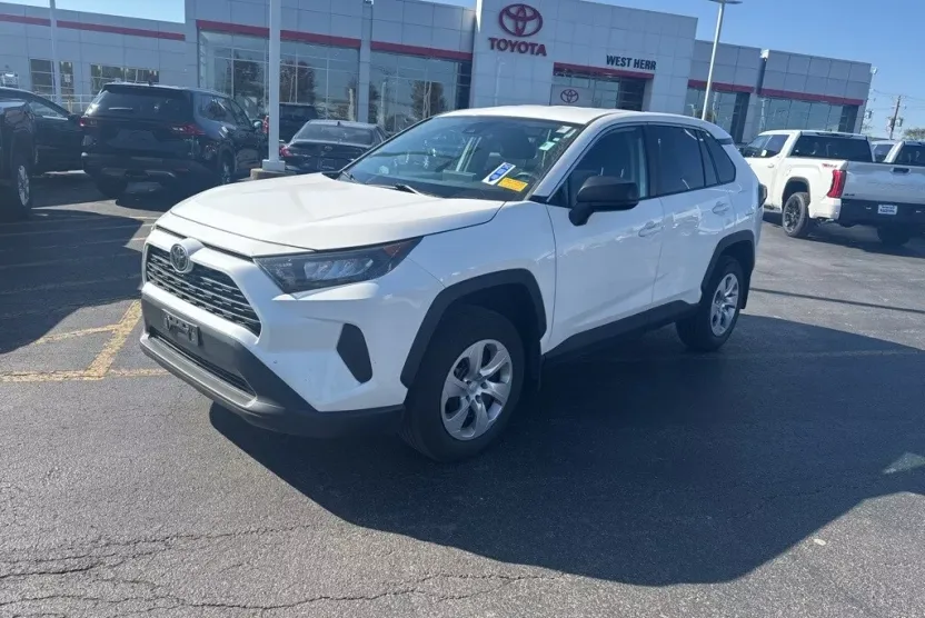 2022 Toyota RAV4 LE photo 1