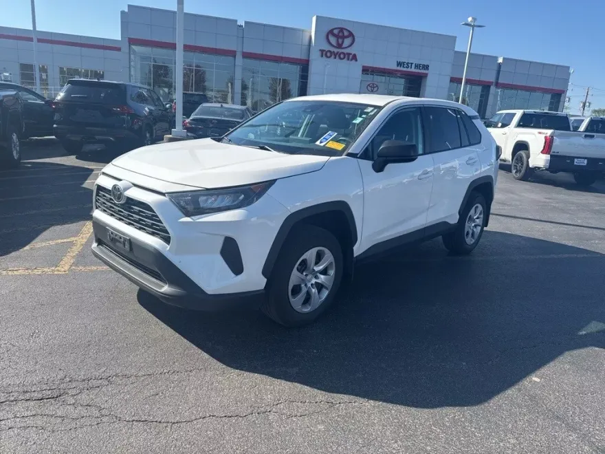 2022 Toyota RAV4 LE photo 1