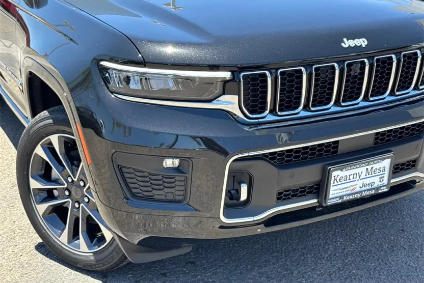 2025 Jeep Grand Cherokee Overland photo 1