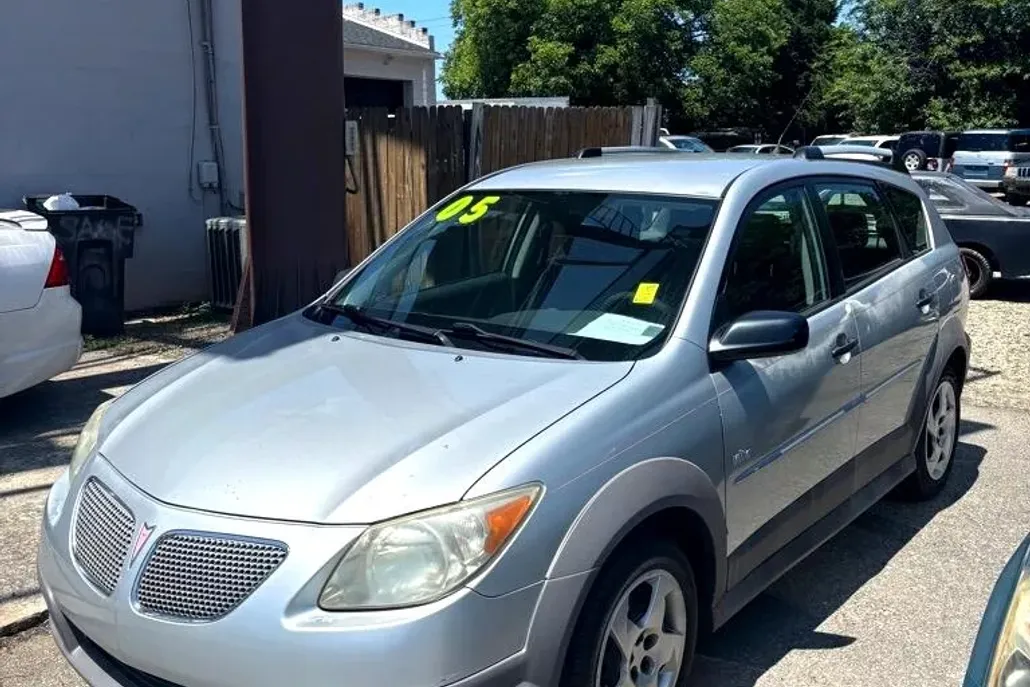 2005 Pontiac Vibe Base photo 1