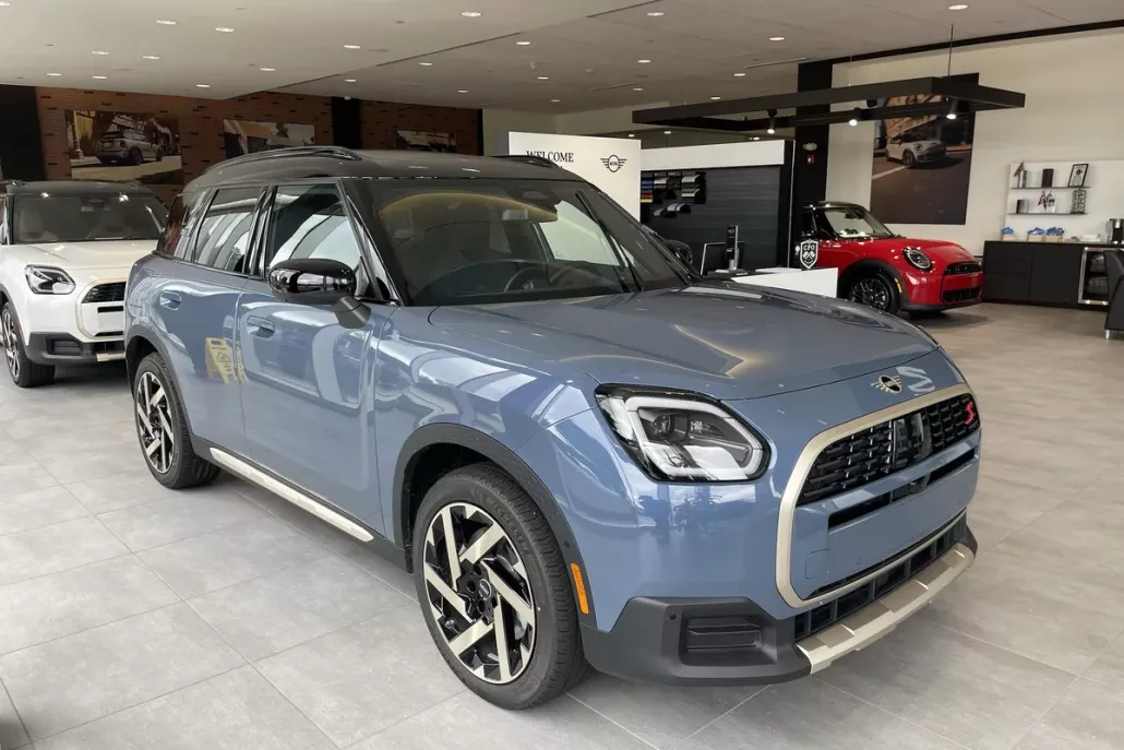 2025 Mini Cooper S ALL4 Iconic photo 1