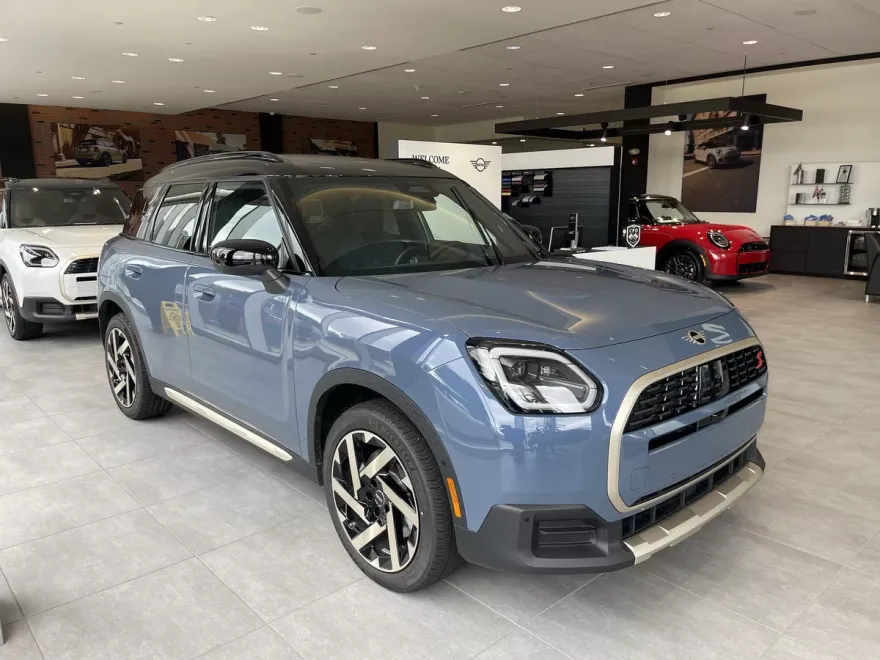 2025 Mini Cooper S ALL4 Iconic photo 1