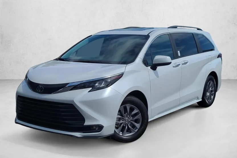 2025 Toyota Sienna XLE photo 1