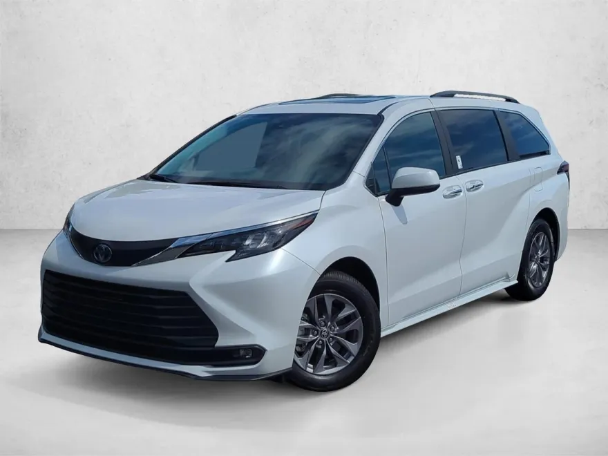 2025 Toyota Sienna XLE photo 1