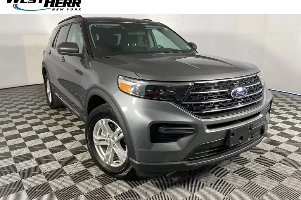 2023 Ford Explorer XLT photo 1