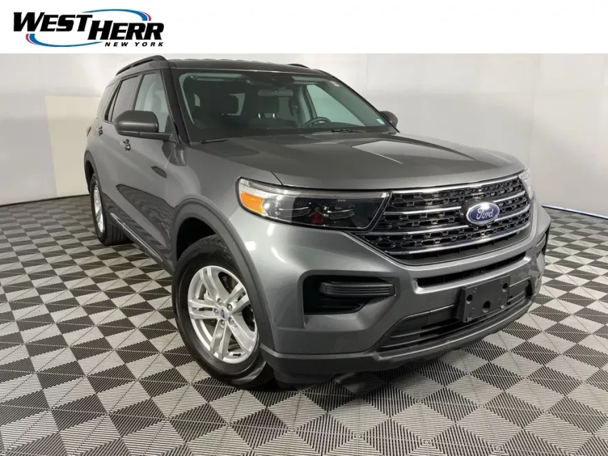 2023 Ford Explorer XLT photo 1