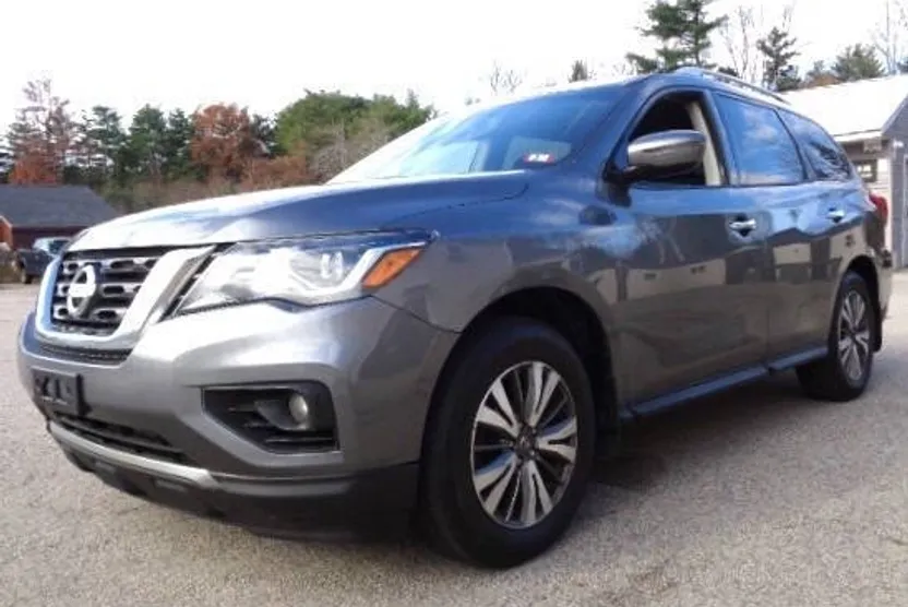 2017 Nissan Pathfinder SV photo 1