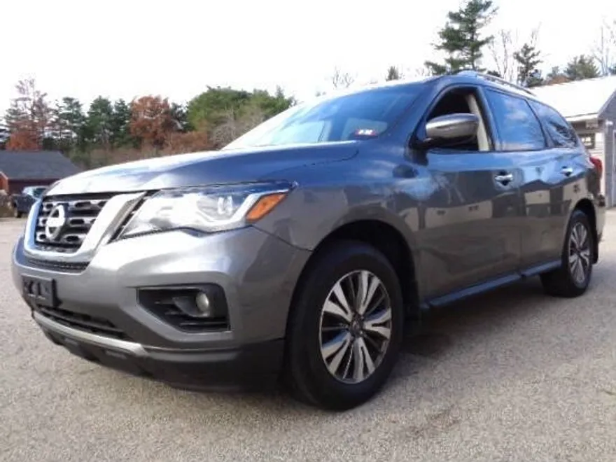 2017 Nissan Pathfinder SV photo 1
