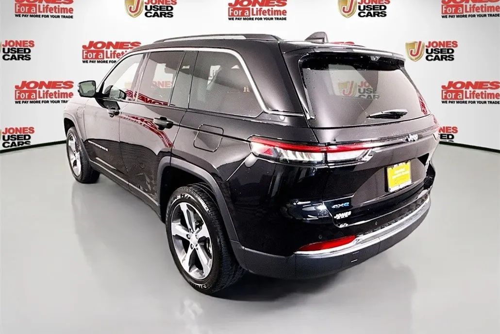 2023 Jeep Cherokee 4xe photo 1