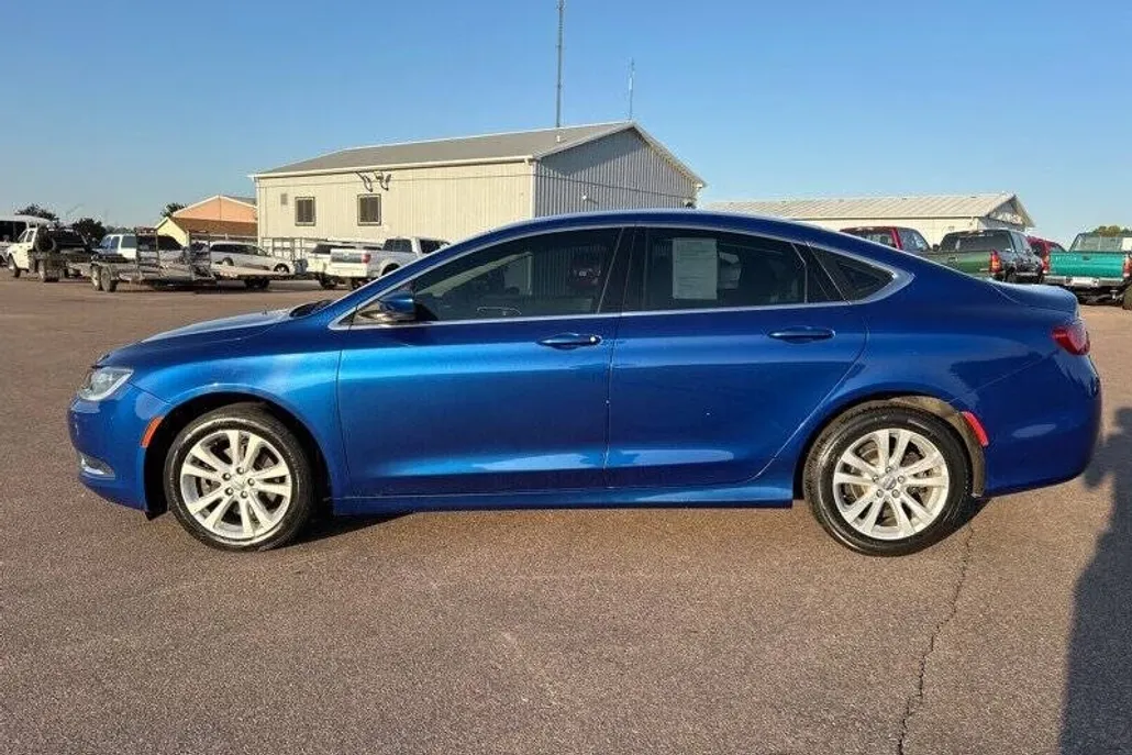 2016 Chrysler 200 Limited photo 1