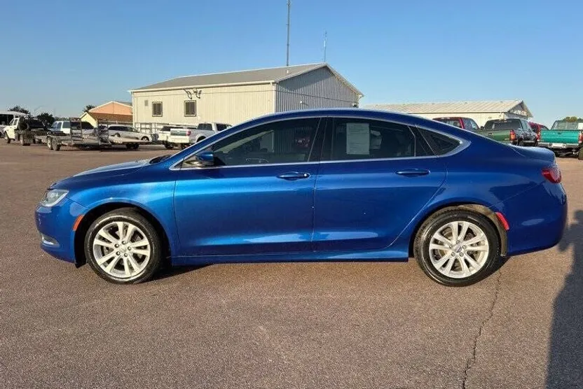 2016 Chrysler 200 Limited photo 1