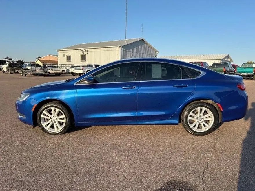 2016 Chrysler 200 Limited photo 1