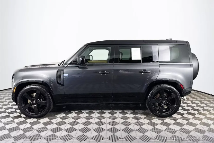 2025 Land Rover Defender 110 V8 photo 1