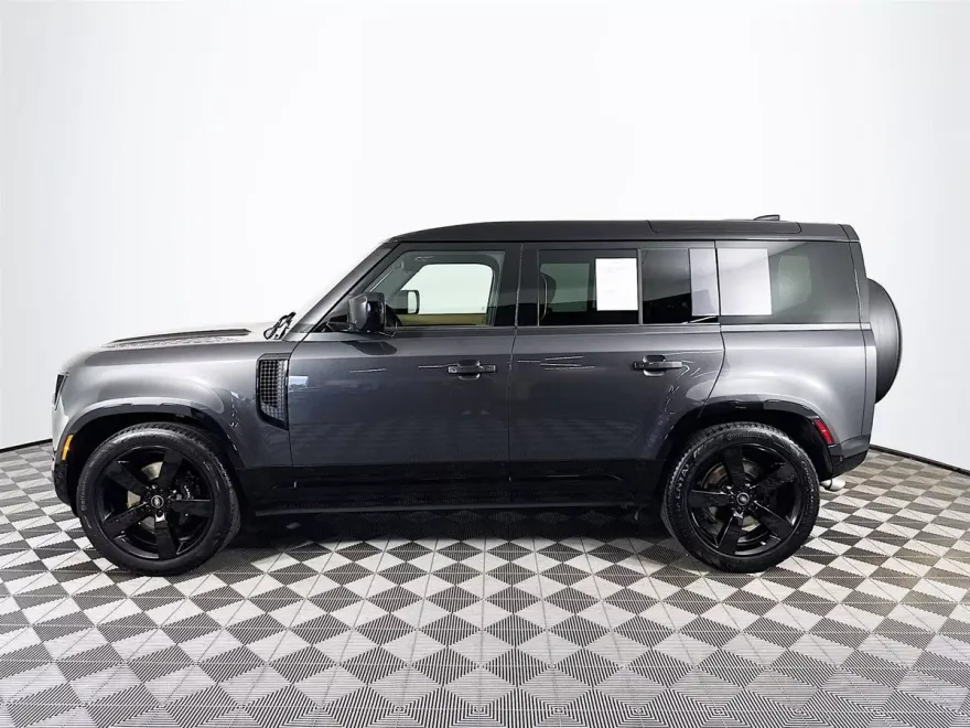 2025 Land Rover Defender 110 V8 photo 1