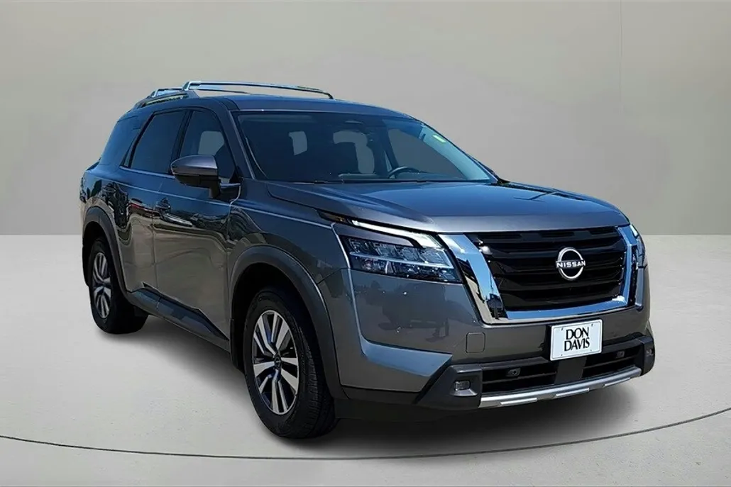 2022 Nissan Pathfinder SL photo 1