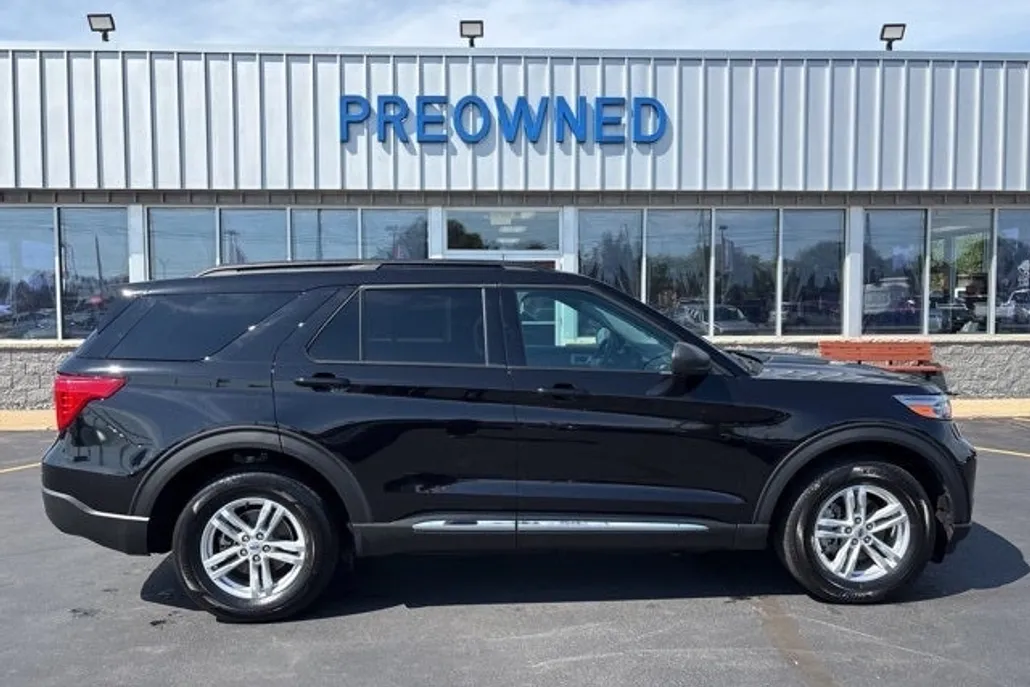 2023 Ford Explorer XLT photo 1