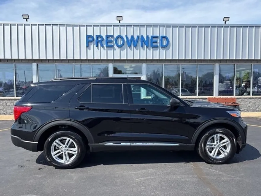 2023 Ford Explorer XLT photo 1