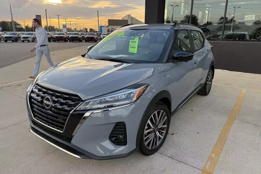 2023 Nissan Kicks SR photo 1