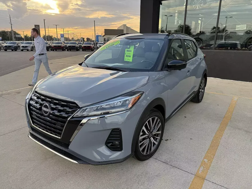 2023 Nissan Kicks SR photo 1
