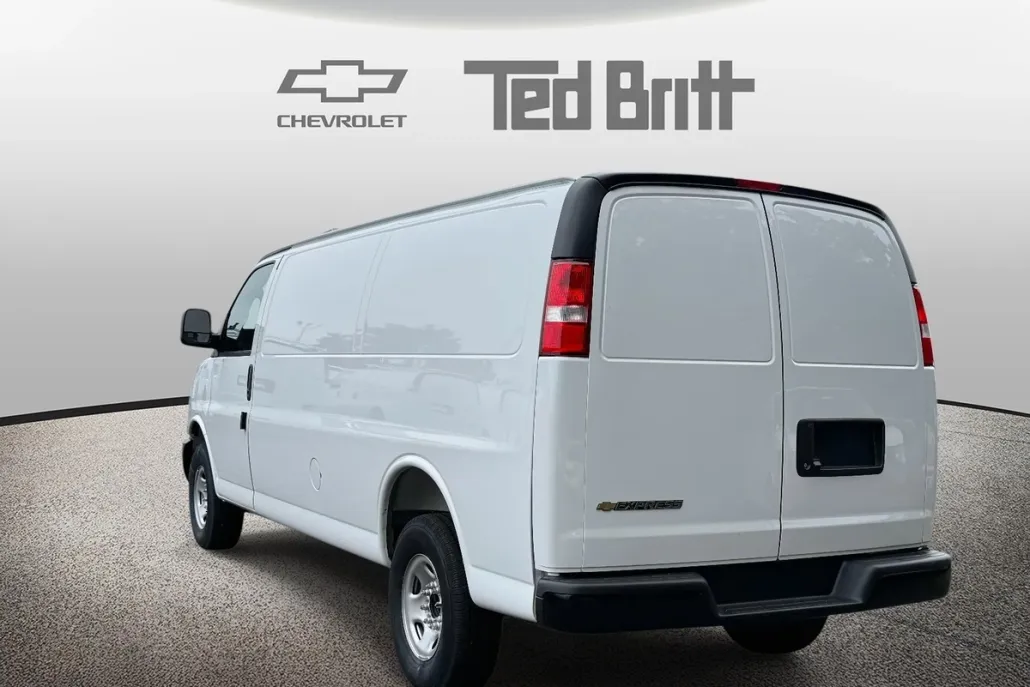 2025 Chevrolet Express Cargo 3500 photo 1