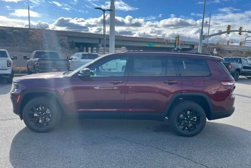 2025 Jeep Grand Cherokee Altitude photo 1