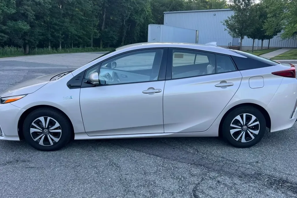 2017 Toyota Prius Prime Plus photo 1