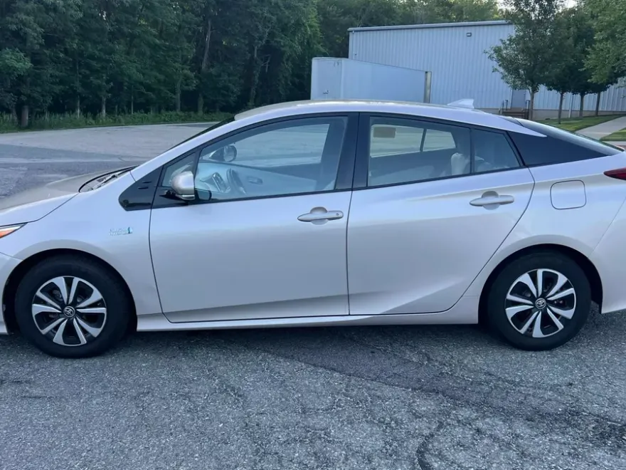 2017 Toyota Prius Prime Plus photo 1