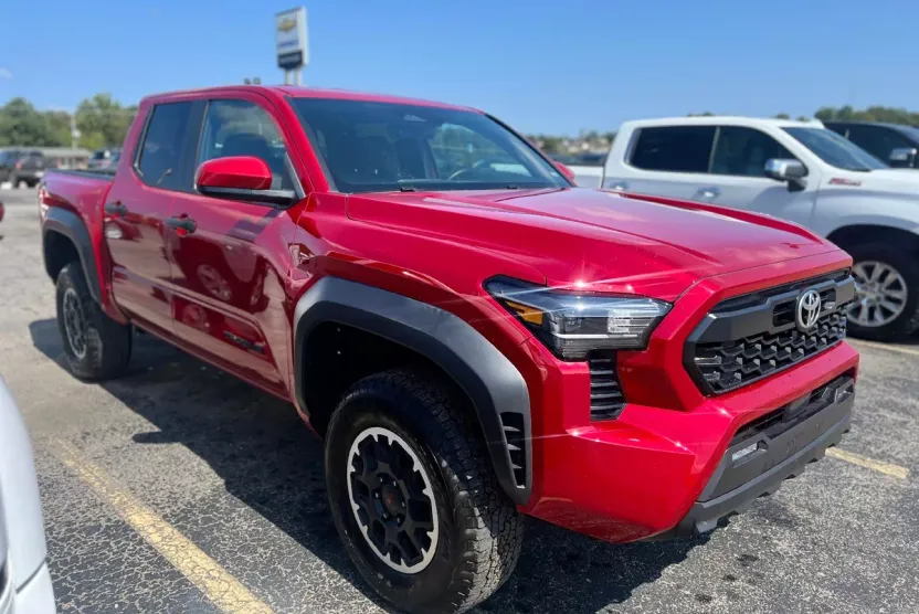 2024 Toyota Tacoma 4x4 TRD photo 1