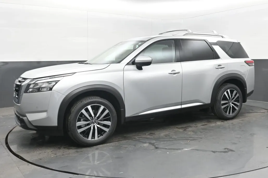 2025 Nissan Pathfinder Platinum photo 1