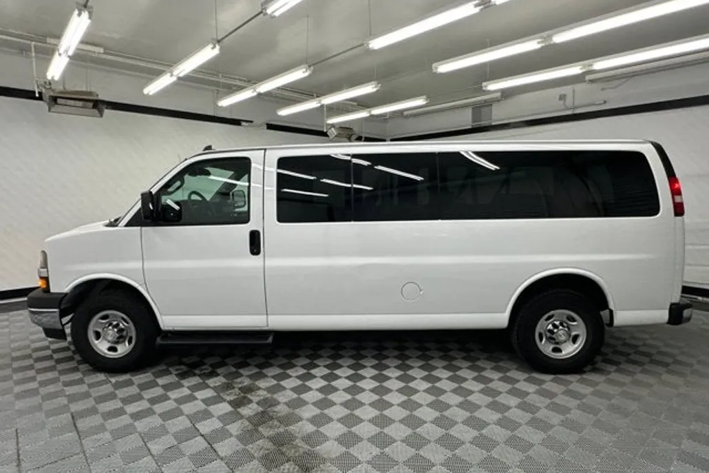 2019 Chevrolet Express Passenger LT photo 1