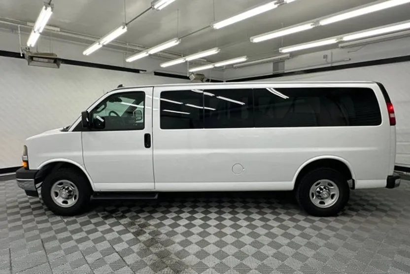 2019 Chevrolet Express Passenger LT photo 1