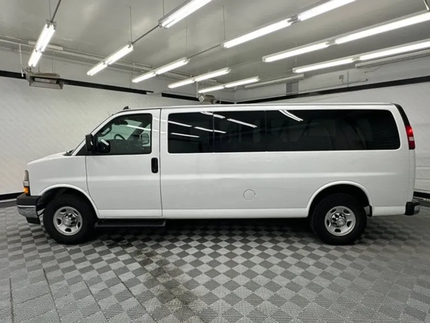2019 Chevrolet Express Passenger LT photo 1