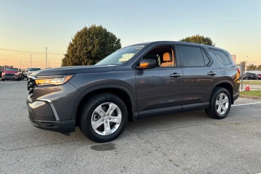 2023 Honda Pilot LX photo 1