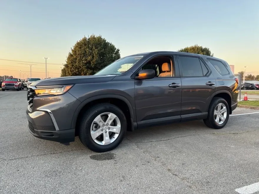 2023 Honda Pilot LX photo 1