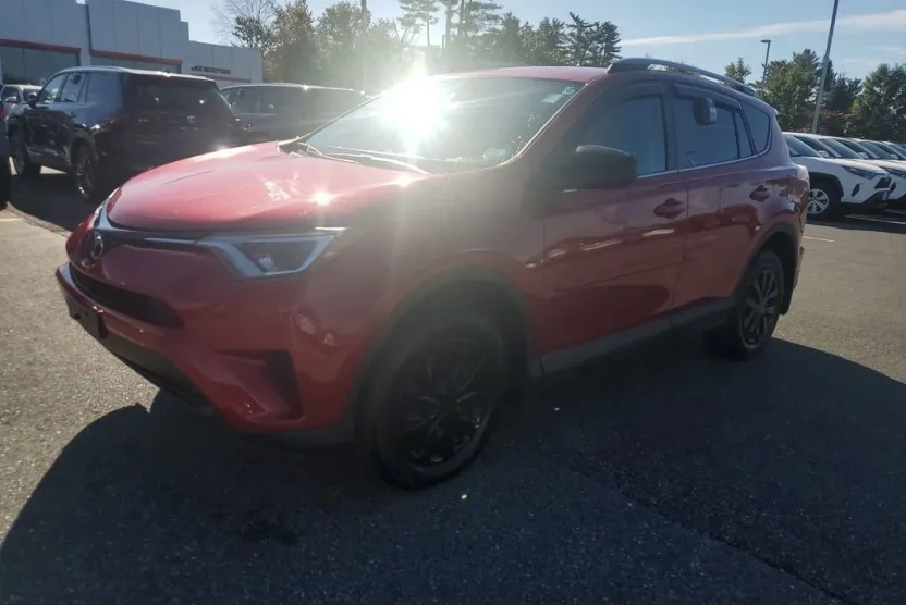 2017 Toyota RAV4 LE photo 1