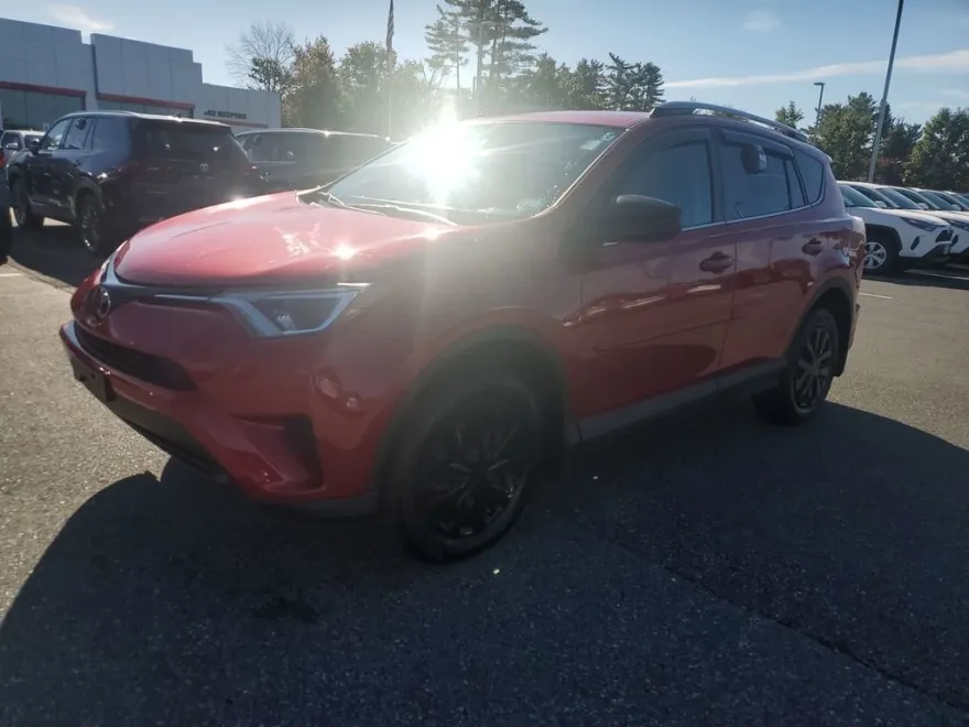 2017 Toyota RAV4 LE photo 1
