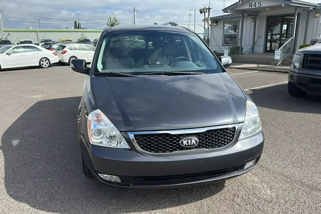 2014 Kia Sedona LX photo 1