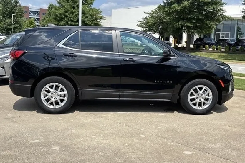 2023 Chevrolet Equinox LT photo 1