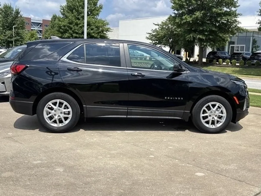 2023 Chevrolet Equinox LT photo 1