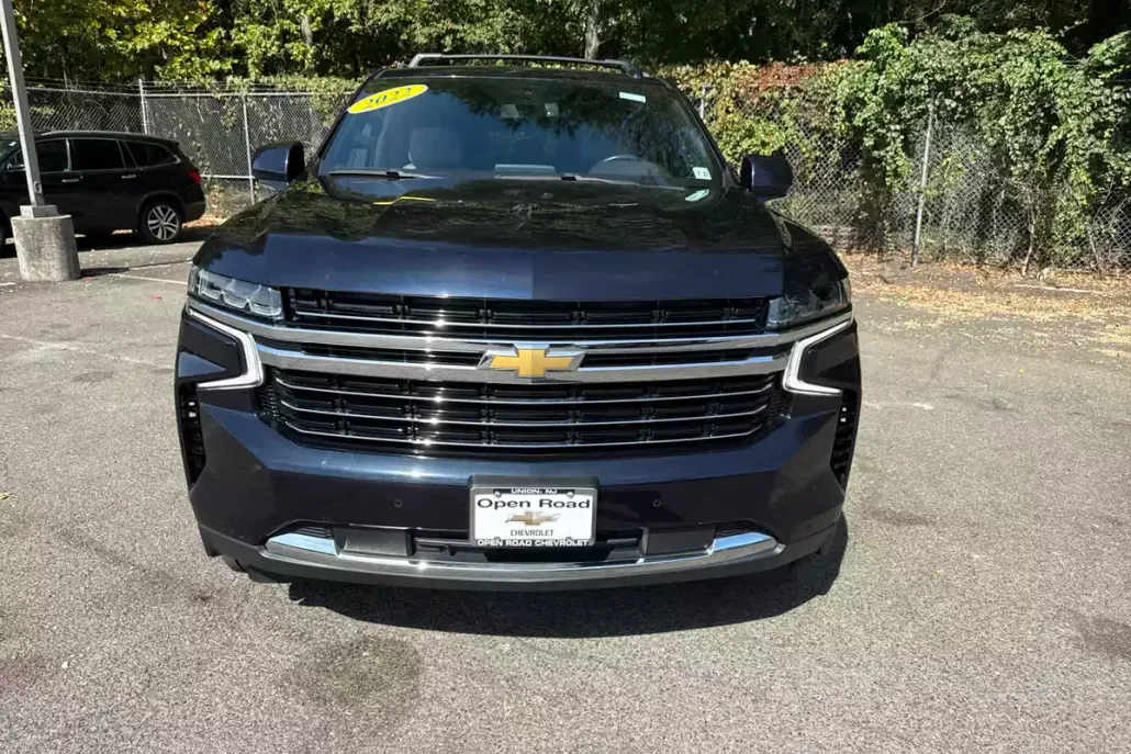 2022 Chevrolet Suburban LT photo 1