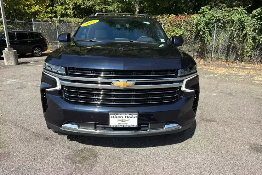 2022 Chevrolet Suburban LT photo 1