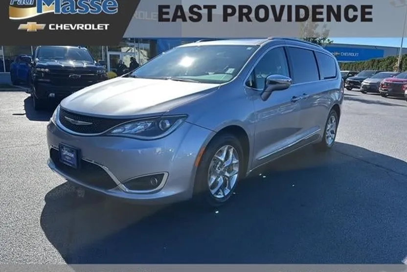 2018 Chrysler Pacifica Limited photo 1