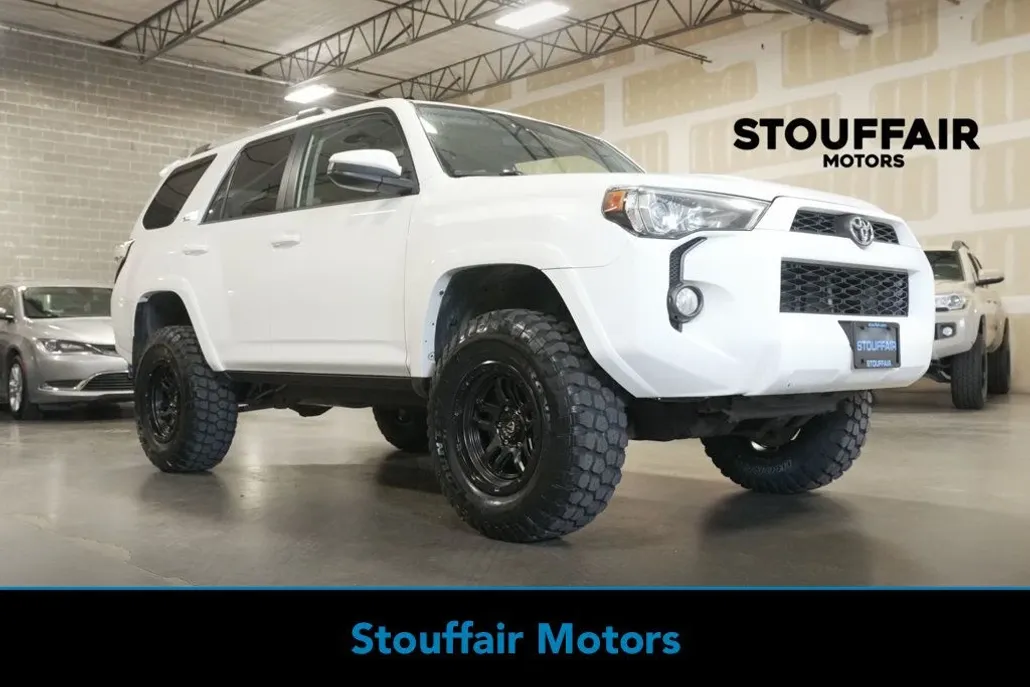 2019 Toyota 4Runner SR5 4WD photo 1