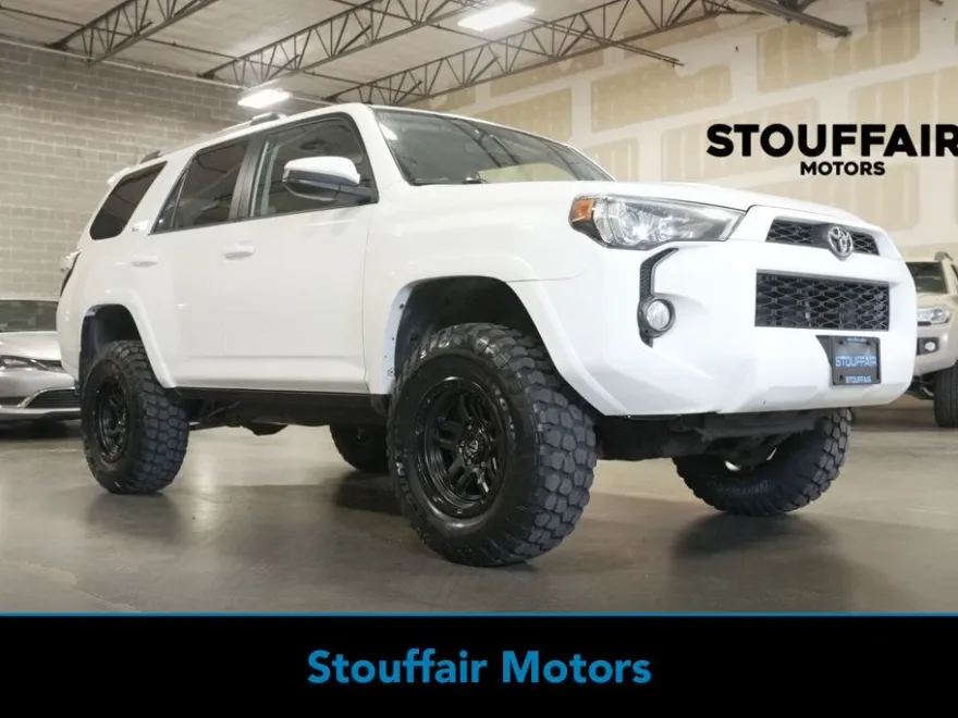 2019 Toyota 4Runner SR5 4WD photo 1