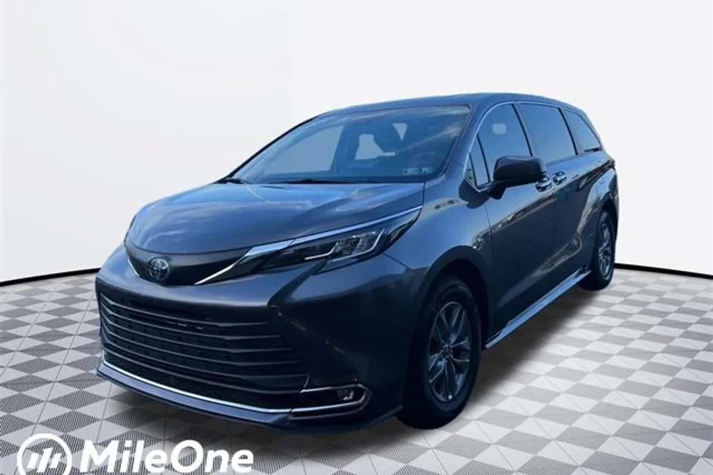 2023 Toyota Sienna XLE photo 1