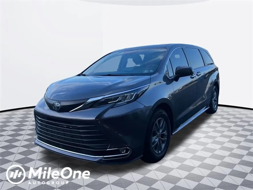 2023 Toyota Sienna XLE photo 1