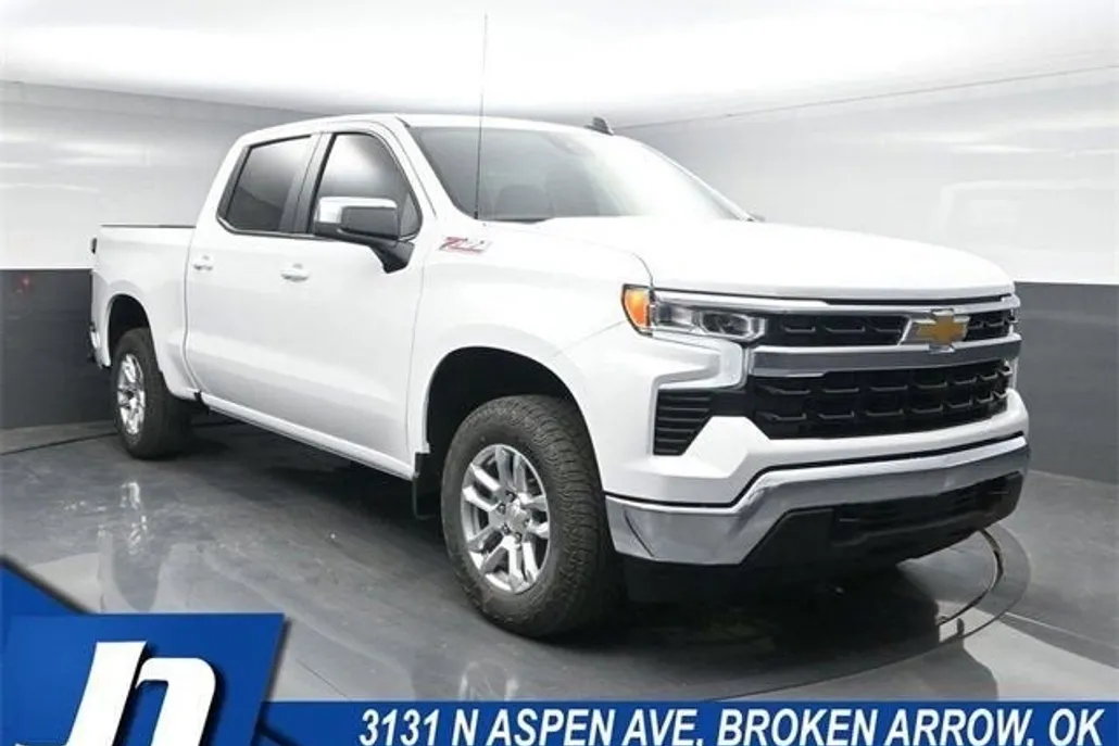 2025 Chevrolet Silverado 1500 LT photo 1