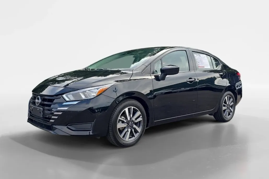 2023 Nissan Versa SV photo 1